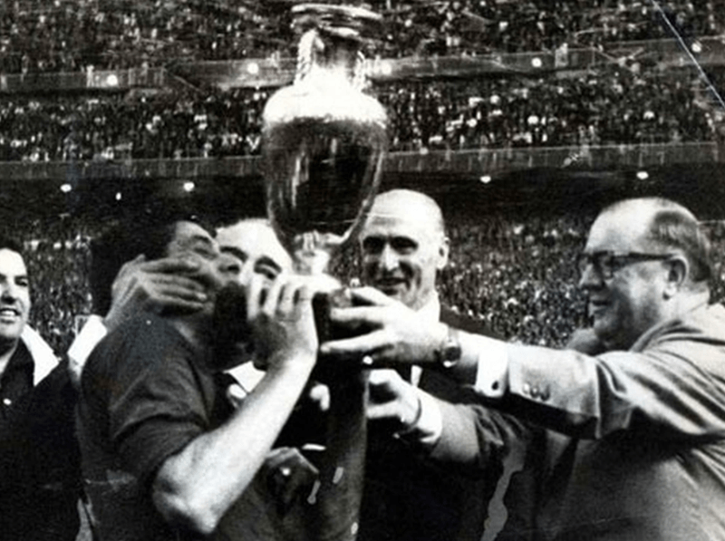 Tuyển Tây Ban Nha lần đầu nâng cao cúp vô địch Euro sau chiến thắng nghẹt thở năm 1964.