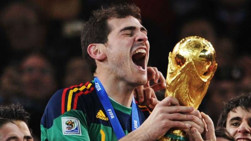 Thủ quân Iker Casillas và khoảnh khắc nâng cúp bạc danh giá tại Euro 2008 và 2012.