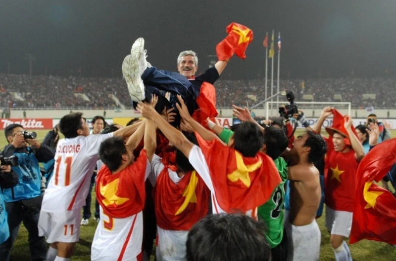 HLV Henrique Calisto giúp đội tuyển Việt Nam lần đầu vô địch AFF Cup 2008 đầy cảm xúc.