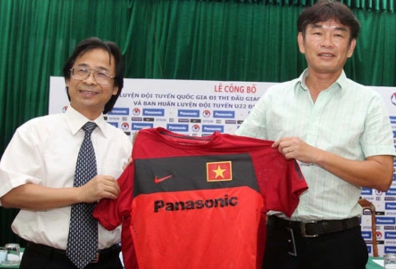 HLV Phan Thanh Hùng góp phần định hình tư duy chơi bóng kỹ thuật, ban bật ngắn và kiểm soát thế trận.