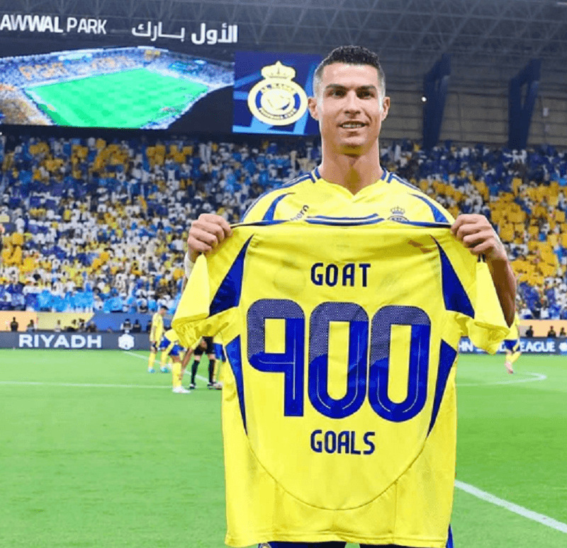 Số bàn thắng của Ronaldo đã vượt qua cột mốc 900, thiết lập một tiêu chuẩn mới cho lịch sử túc cầu.