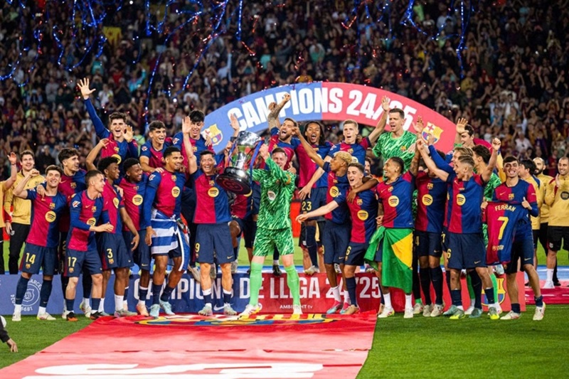 Barcelona ăn mừng chức vô địch La Liga – giải đấu họ đã 28 lần ngự trị trên đỉnh cao.