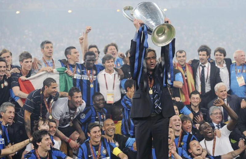 Khoảnh khắc nâng cao cúp Champions League – vinh quang chói lọi tại đấu trường châu lục.