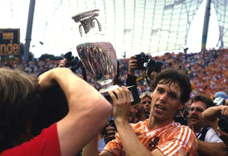 Ruud Gullit và Van Basten ăn mừng chức vô địch châu lục đầu tiên và duy nhất tính đến nay của "Cơn lốc màu da cam".