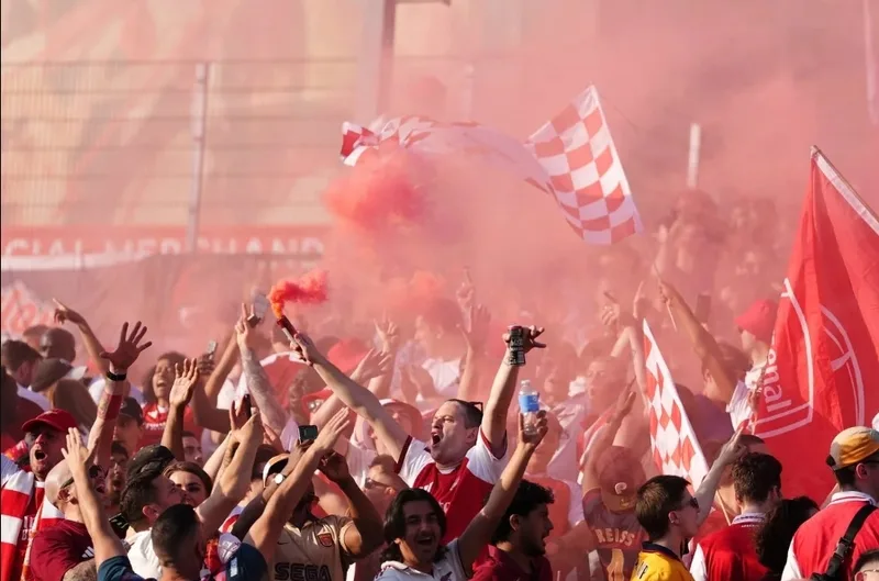 Từ Highbury đến Emirates, Arsenal đã trải qua hơn hai thập kỷ tái thiết trước khi trở lại ngôi vương.