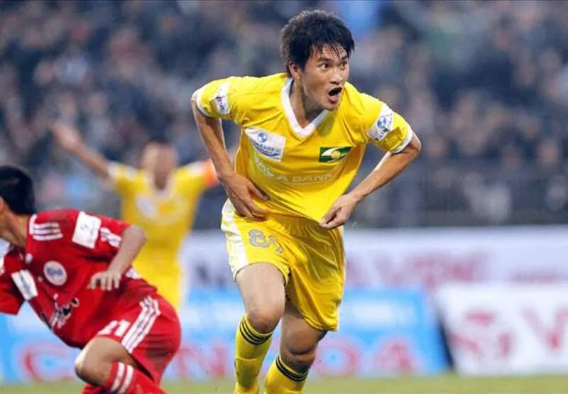 Công Vinh từng chơi cho Sông Lam Nghệ An, Hà Nội T&T, Leixões SC, Consadole Sapporo và Becamex Bình Dương.