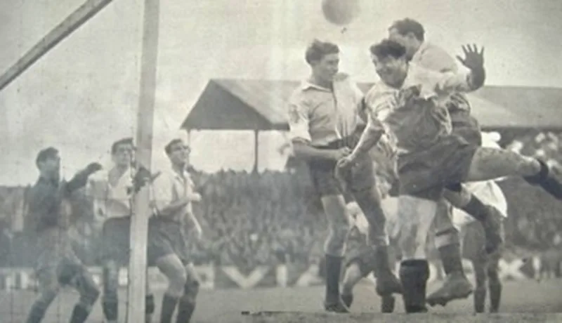 Ligue 1 có lịch sử lâu đời, bắt đầu từ thập niên 1930 và phát triển thành giải đấu hiện đại