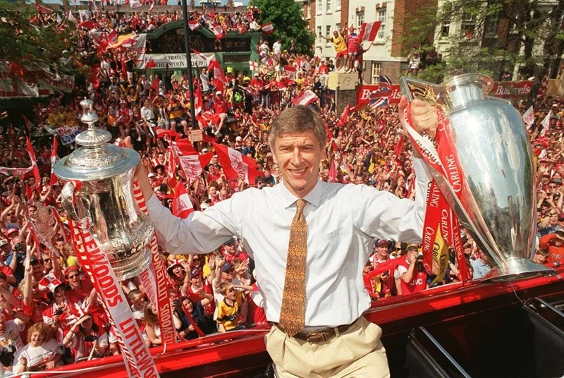 HLV Arsene Wenger đặt nền móng cho triều đại hoàng kim của Arsenal với chức vô địch Ngoại hạng Anh 1997/1998.