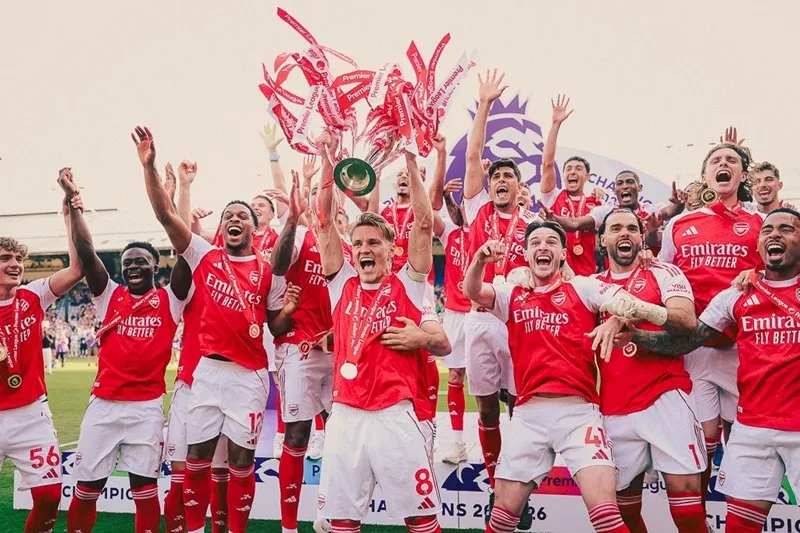 HLV Mikel Arteta cùng các học trò đưa Arsenal trở lại đỉnh cao Ngoại hạng Anh ở mùa giải 2025/2026.