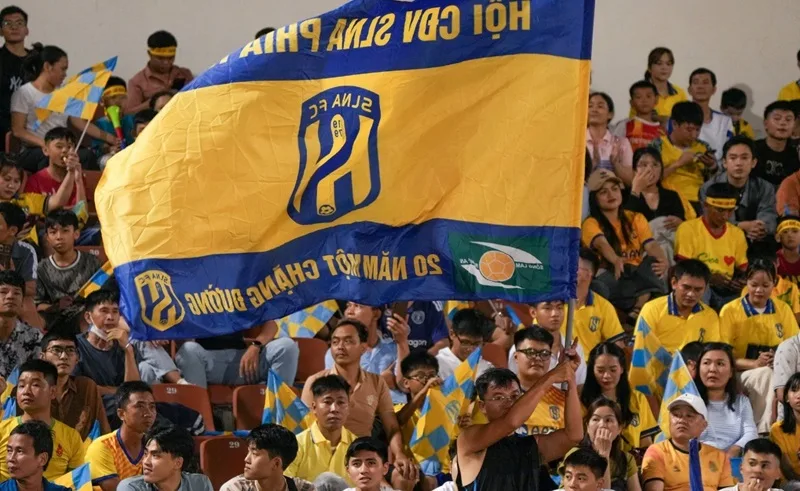 Khán giả trên khán đài sân Vinh luôn duy trì tình yêu và sự đồng hành bền bỉ với đội bóng.